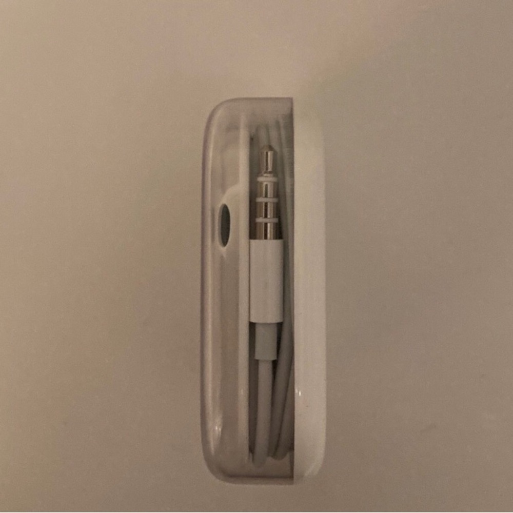 Apple Wired Ear-buds w/case - Picture 3 of 4